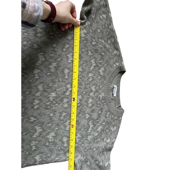 Athleta Hawthorn Textured Crew Sweater size Medium Merino Wool Blend Gray Cream - Picture 3 of 8